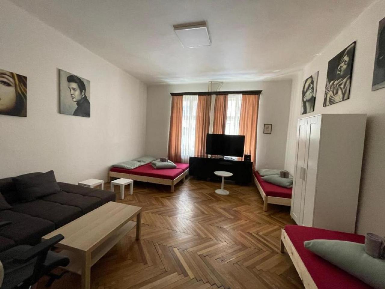 Red&Black Apartment City Centr, Na Hradbach 118 ออสตราวา ภายนอก รูปภาพ